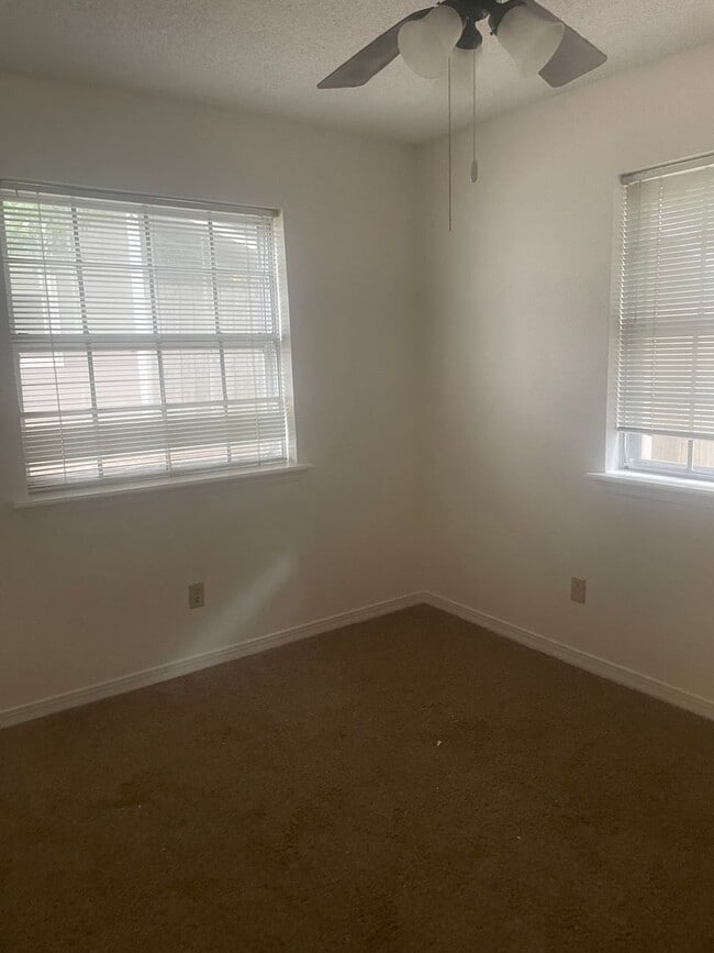 Building Photo - 2/1 ptisd Available for immediate Move in