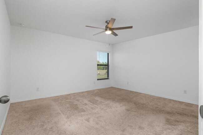 Building Photo - NOW AVAILABLE - 3/2 with 2 Car Garage in Mirror Lakes!