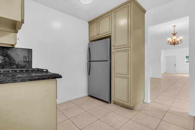 Building Photo - 915 E 91st St