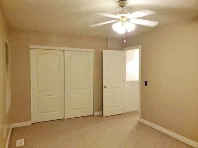 Building Photo - 2-3 Bd 2.5 Bath Townhome in Draper