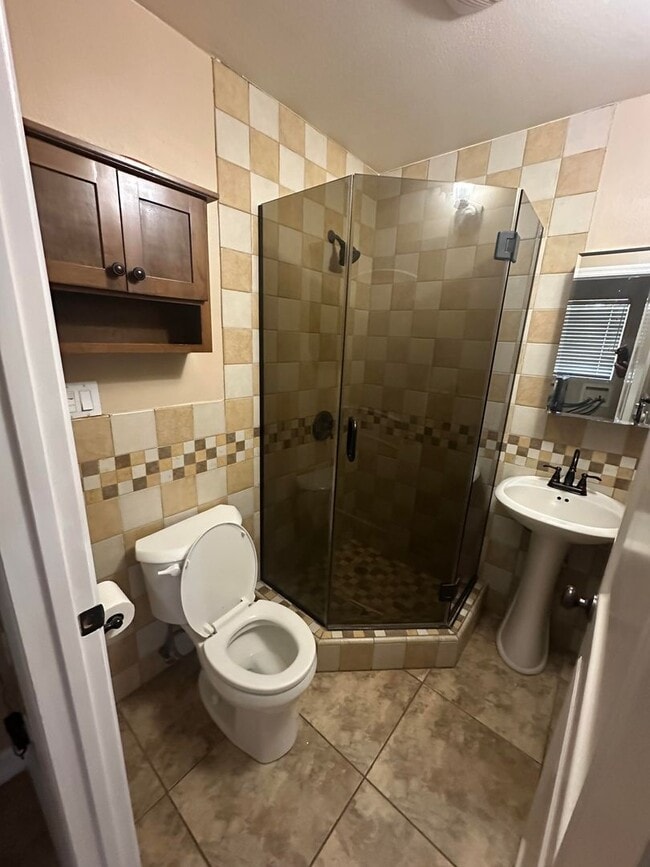 Building Photo - Wonderful 4-bed/3-bath gated home in Azusa.