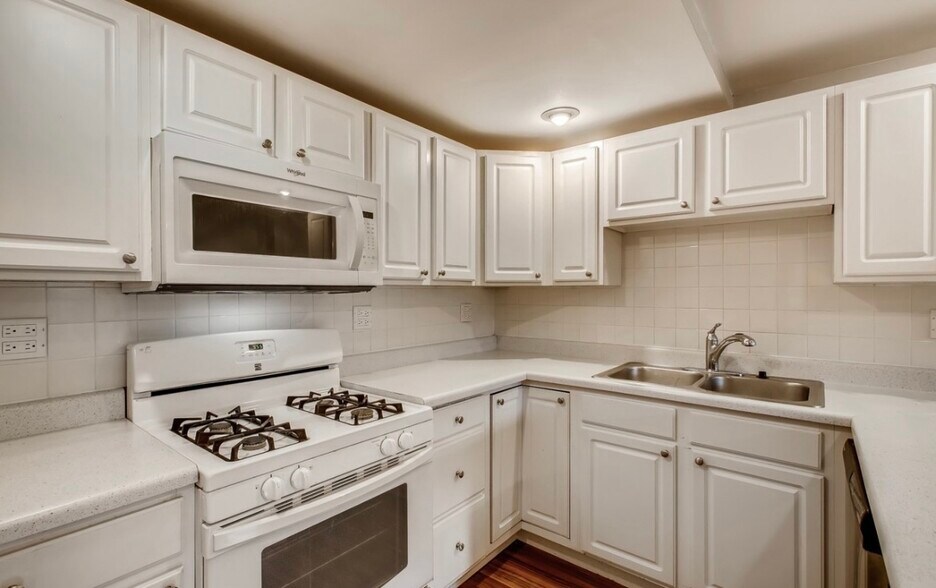 Building Photo - 722 S Oakley Blvd