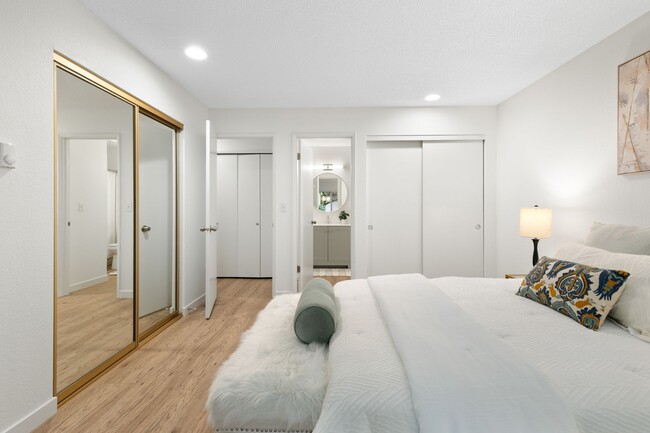 Building Photo - Newly updated, quiet condo in GREAT locati...