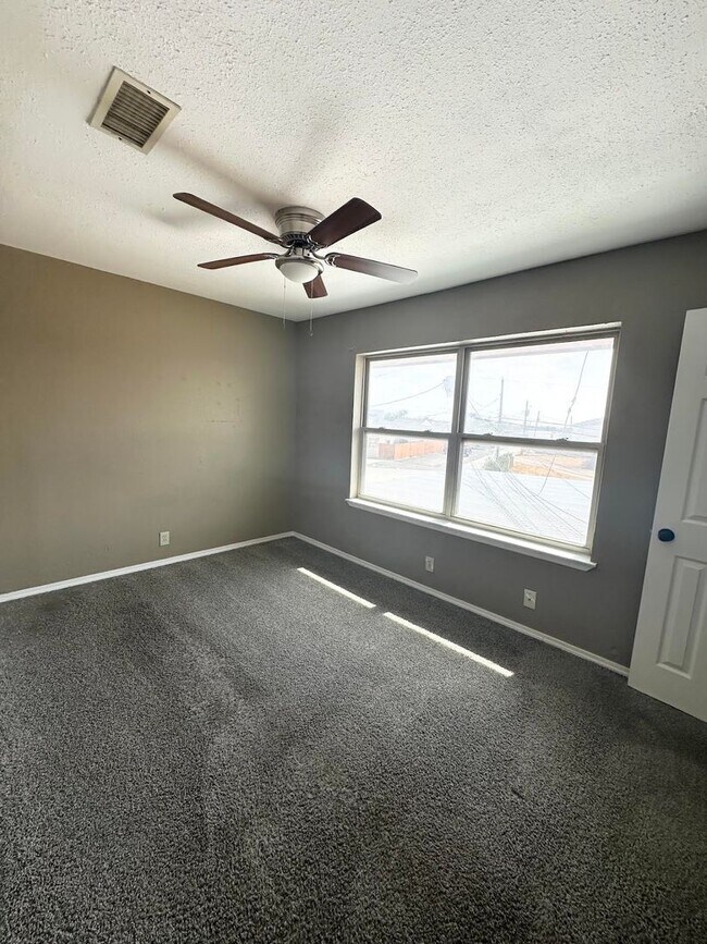 Building Photo - 205 Edgewood Dr