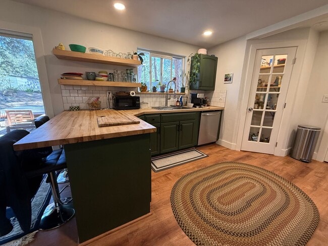 Building Photo - Spacious 4 Bed/3 Single Family Home in SW Bend - Large Backyard