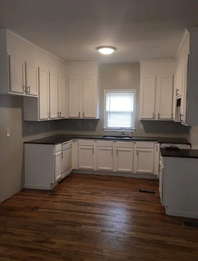 Building Photo - 4 Bed 3 Bath in Atlanta!