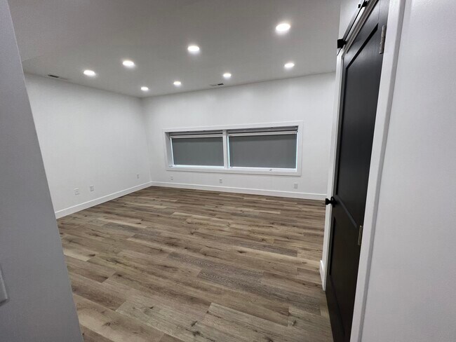 Building Photo - 447 Main St