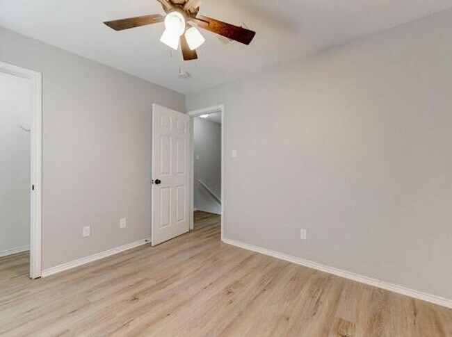 Building Photo - 2BED/ 1.5BATH