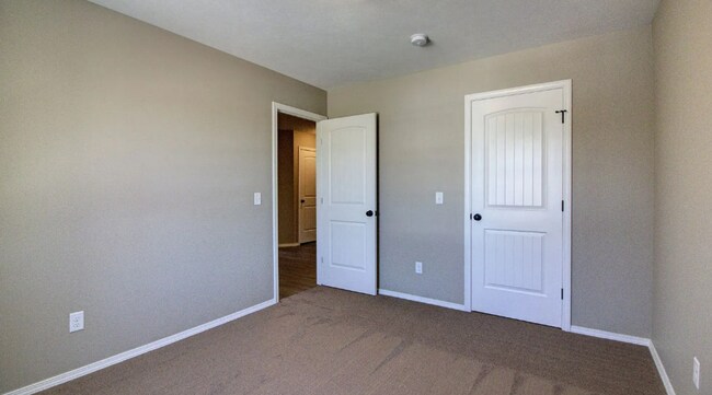 Building Photo - Fenced in 3 Bedroom Duplex in Monte Cristo