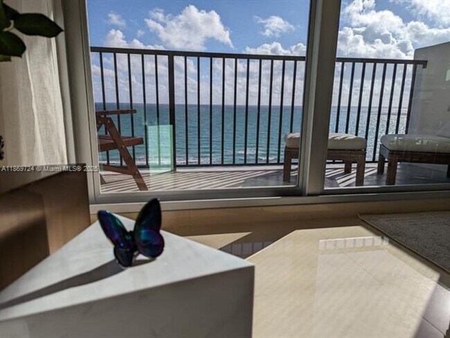 Primary Photo - 9273 Collins Ave