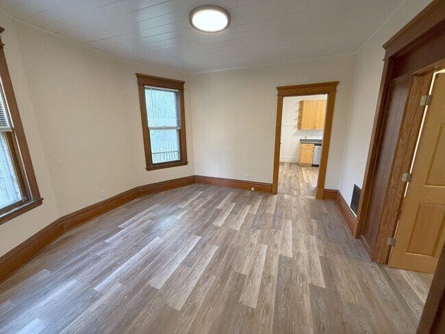Building Photo - 116 Lathrop St