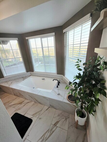 Building Photo - 22 Ridge Crest Cir