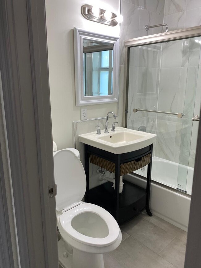 Building Photo - 1218 S B St