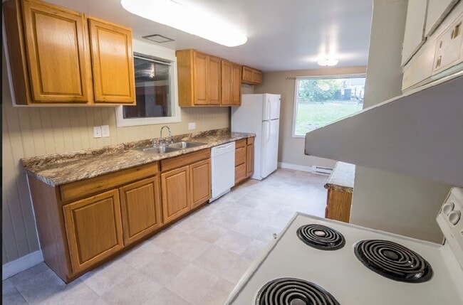Building Photo - 3 bedroom 1 bathroom house close to Hendricks Park!