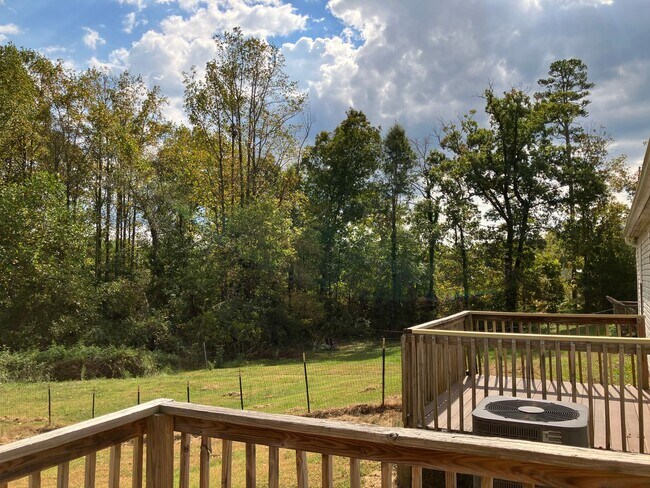 Building Photo - Three Bedroom Home in Hickory