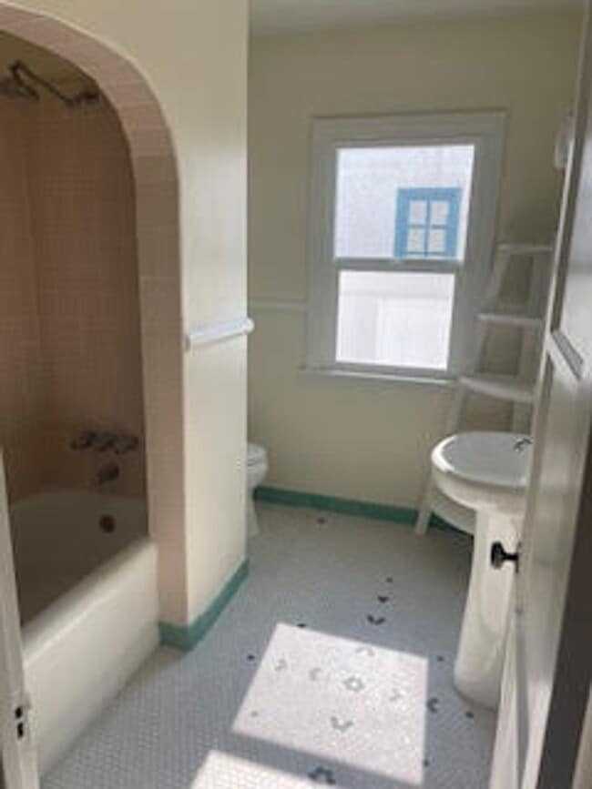 Building Photo - Beautiful 2 Bd house in Ontario