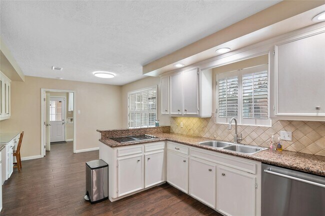 Building Photo - 10911 Elmdale Dr