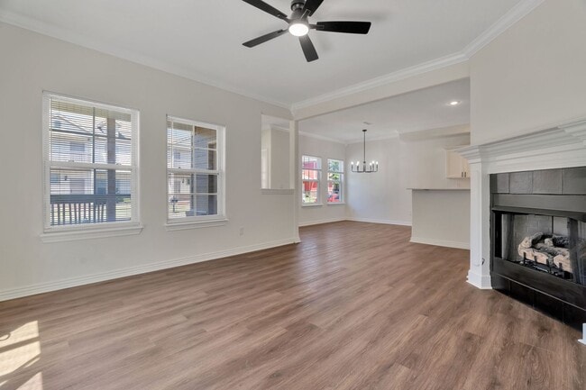 Building Photo - 4 Bed 3 Bath Townhome located close to University!