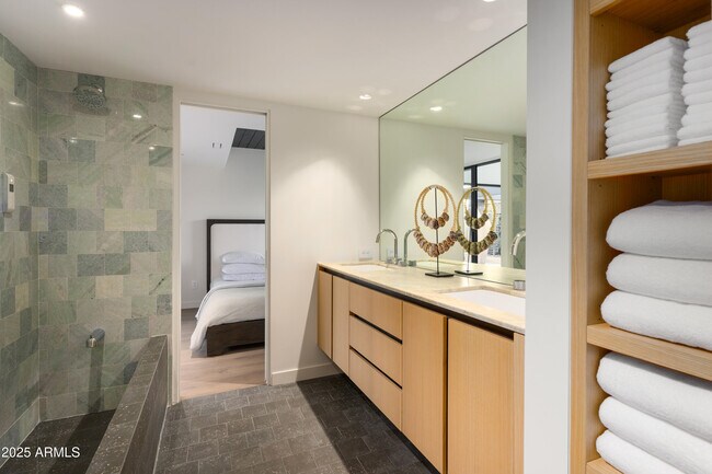 Building Photo - 5311 E Mitchell Dr