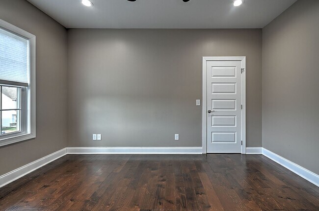 Building Photo - 4 Bedroom / 2.5 Bath Home  Kingsport, TN