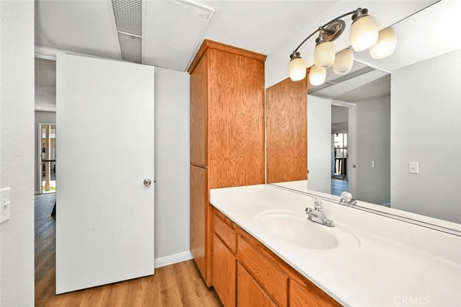 Building Photo - 2805