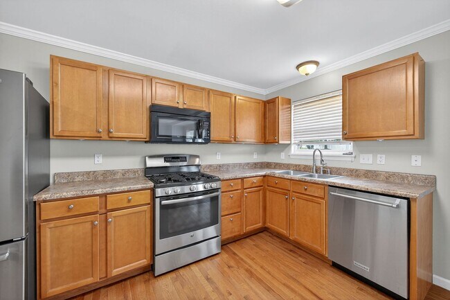 Building Photo - Charming 3-bedroom, 2-bath townhouse