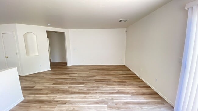 Building Photo - Charming 3 bedroom in Tolleson, new paint and flooring!!