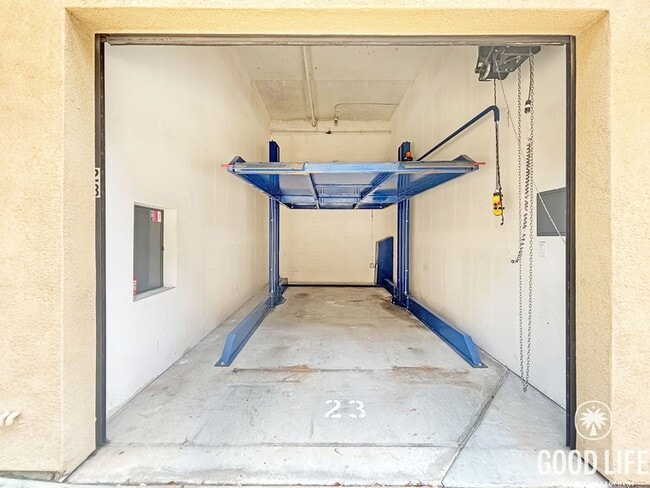 Building Photo - Beautiful 2BD/2.5BA Condo in Bankers Hill W/ W/D, A/C, Patio Area and Community Gym!