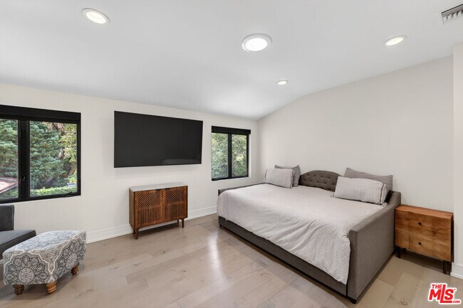 Building Photo - 760 S San Rafael Ave