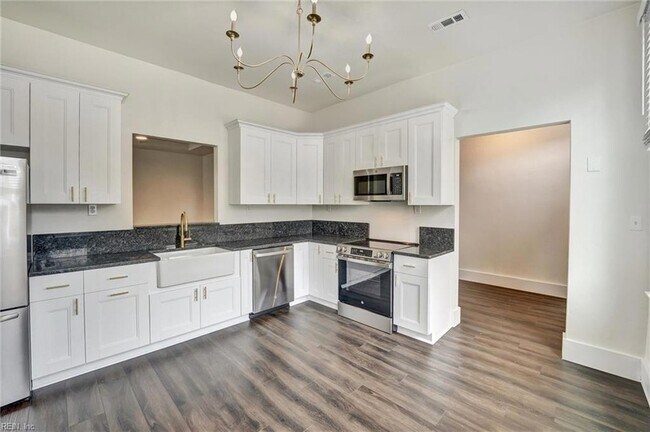 Building Photo - 412 W 29th St