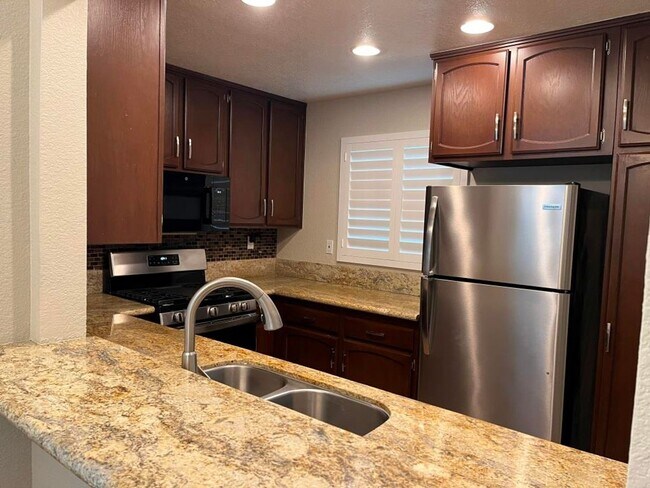 Building Photo - Charming end-unit home in Tamarack Point~ ...