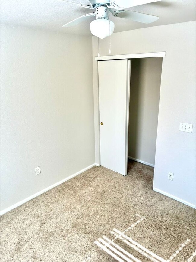 Building Photo - 3 Bedroom, 2.5 Bath Townhome with 2 Car At...