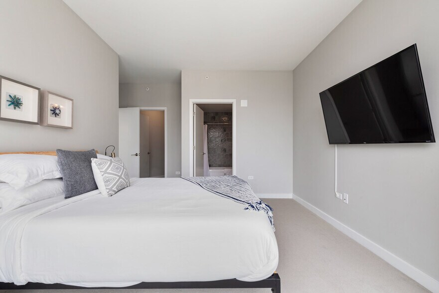 Building Photo - 823 N Clark St