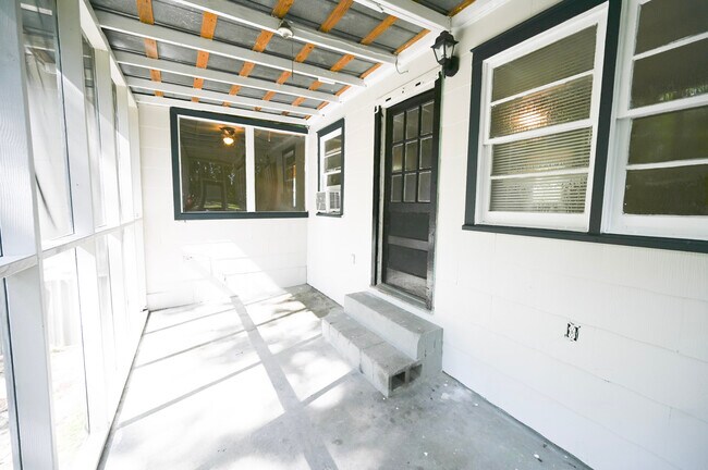 Building Photo - 350 Pineview Dr