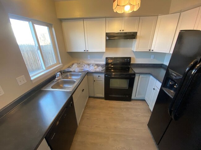 Building Photo - Nice 3 Bedroom 2 Story Home Close to Ft Ca...