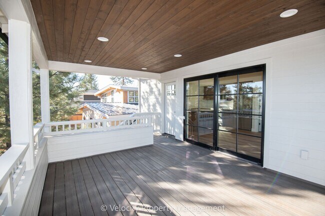 Building Photo - Brand New 1 Bedroom in Discovery West Neighborhood!