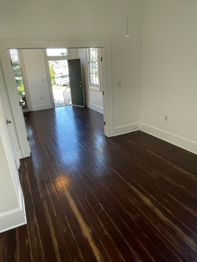 Building Photo - 1BD/1BA Shotgun w/ In Unit Washer and Dryer