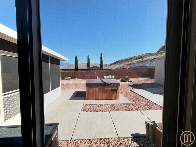 Building Photo - Beautiful home in La Verkin with all the v...