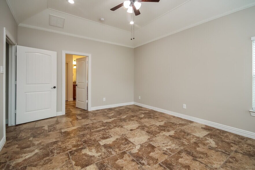Building Photo - 610 New London Dr