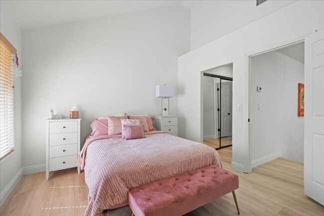 Building Photo - Modern, Elegant Fully Furnished 3 Bedroom ...