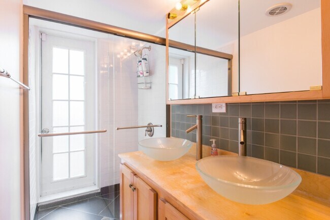 Building Photo - 396 Dean St