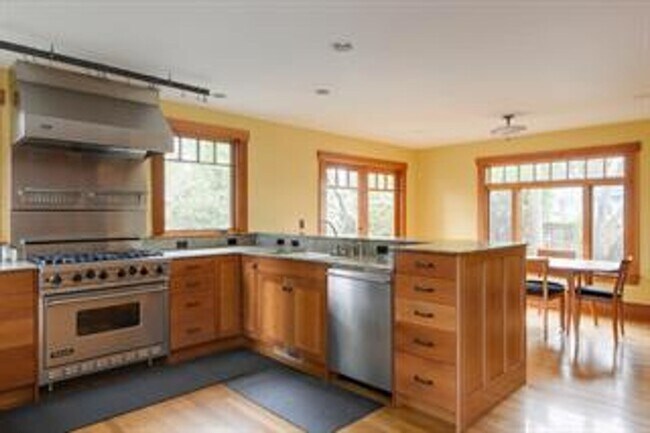 Building Photo - Craftsman Custom built home