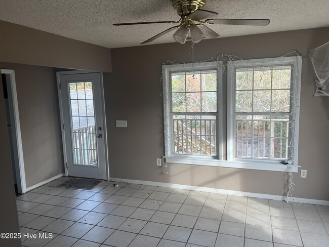 Building Photo - 106 Hawthorne Dr