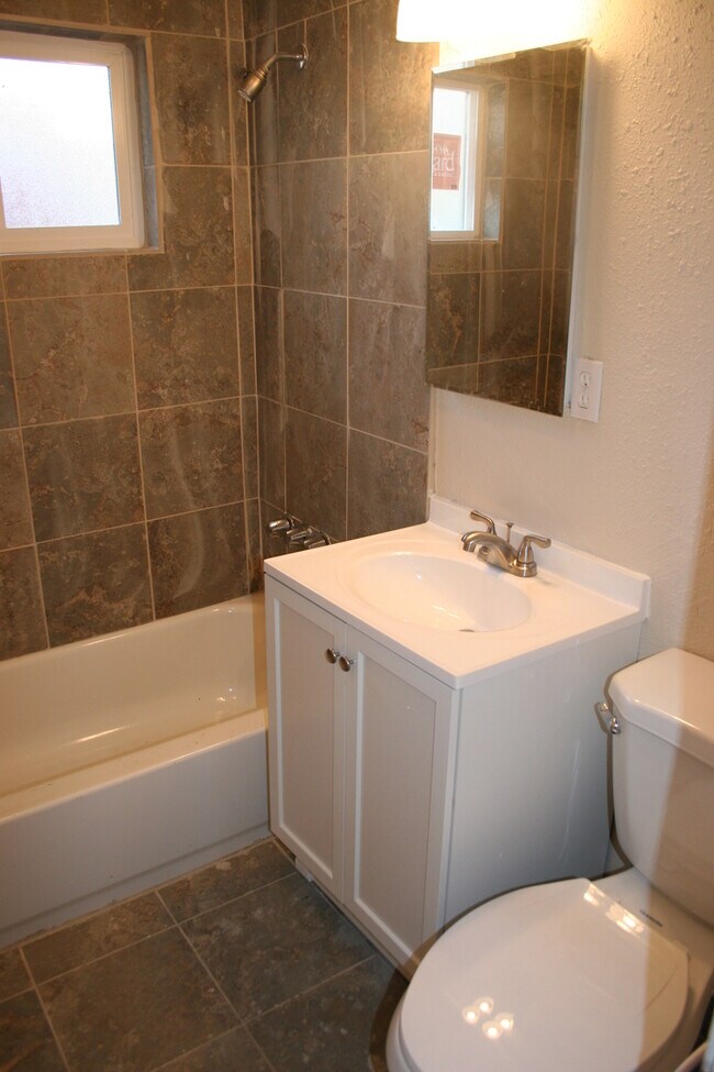 Building Photo - 525 Goodman St