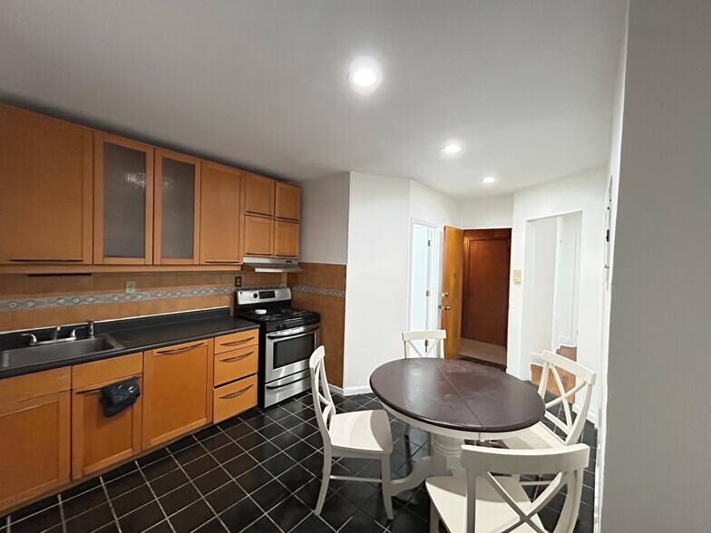 Building Photo - 318 71st St