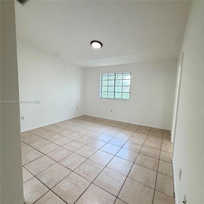 Building Photo - 923 SE 16th Ct