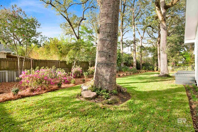 Building Photo - 380 S Church St