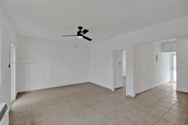 Building Photo - 2160 Bay Dr