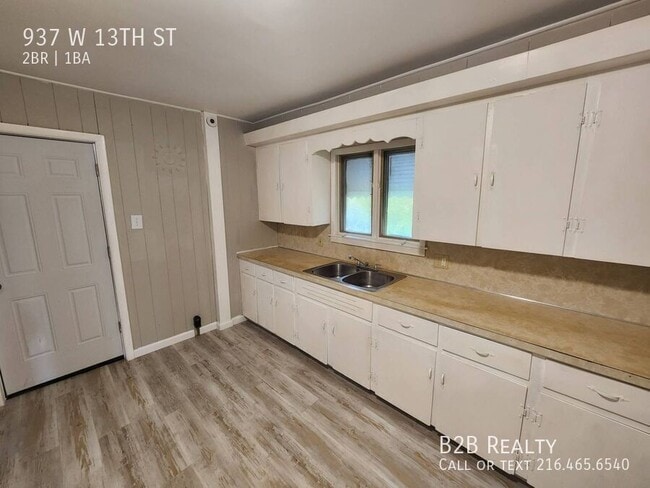 Building Photo - 937 W 13th St