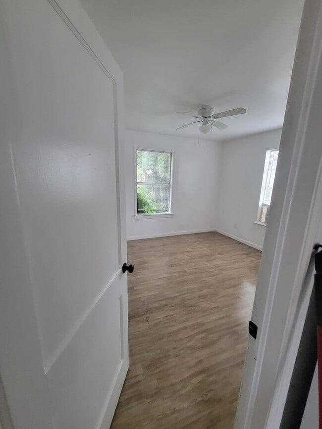 Building Photo - For Rent: Charming 2 Bed / 1 Bath Duplex with Backyard. We accept section 8.